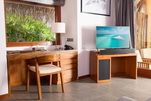 TV a/nebo společenská místnost v ubytování Dhigufaru Island Resort
