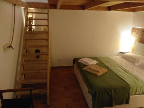 um quarto com uma cama e uma escada em espiral em Nel Bel Mezzo di Pisa em Pisa