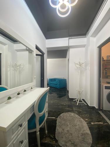 y baño con lavabo y espejo. en Apartament 105 - HF Building Resort, en Mamaia Nord – Năvodari