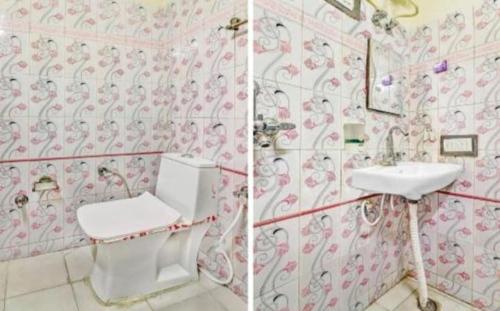 2 immagini di un bagno con servizi igienici e lavandino di Om Sai Nath Hotel & Restaurant By WB Inn ad Agra