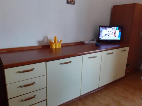 a kitchen counter with a tv on top of it at CASA MARINA in Lampedusa