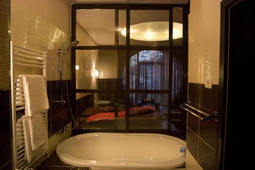 Bilik mandi di HOTEL DECENTRIA