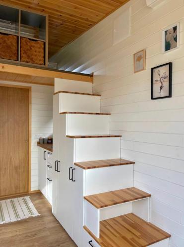 Dapur atau dapur kecil di Tiny house with garden and jacuzzi near Amsterdam
