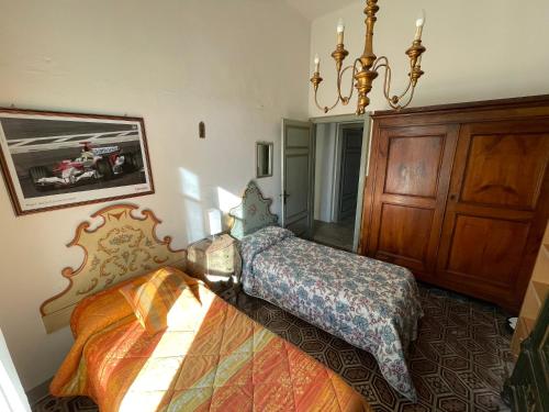 um quarto com 2 camas e um lustre em Giuseppe Giovannetti 50 em Lucca