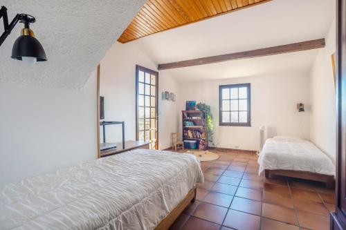 um quarto com uma cama e uma televisão num quarto em Micaes - maison avec piscine privée em Roquebrune-sur-Argens