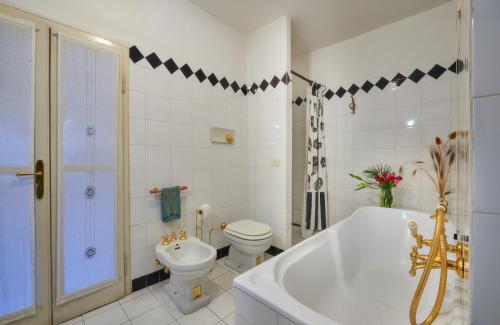 ein Badezimmer mit einer Badewanne, einem WC und einem Waschbecken in der Unterkunft La Chicca del Lago di Como-a due passi da Varenna in Lierna