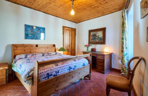 Schlafzimmer mit einem Bett, einem Schreibtisch und einem Stuhl in der Unterkunft La Chicca del Lago di Como-a due passi da Varenna in Lierna