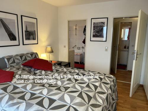 1 Schlafzimmer mit einem Bett und einem Bad in der Unterkunft FeWo Parkblick mit 2 Bädern in Bad Harzburg