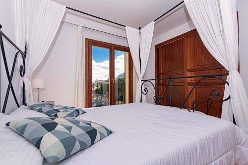 ein Schlafzimmer mit einem großen Bett und einem Fenster in der Unterkunft Villa PARADISE in Palma de Mallorca