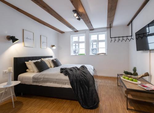 um quarto com uma cama grande e uma mesa em St. Salvator Apartments em Fulda