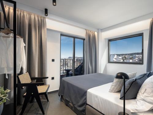 Schlafzimmer mit einem Bett und einem Fenster mit Aussicht in der Unterkunft Sea & Sun Penthouse in Chania
