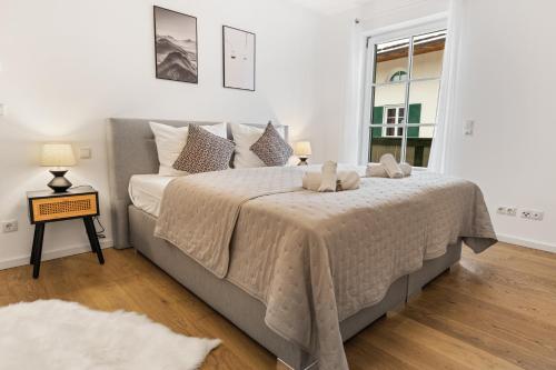 Un dormitorio con una cama grande y una ventana en Casa Tegernsee - zentral, modern, Nespresso, 3 Min zum See en Gmund am Tegernsee