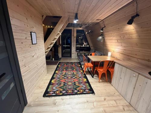 - un couloir avec une table et un tapis au sol dans l'établissement Схованка, à Yaremtche