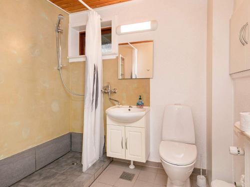 een badkamer met een toilet, een wastafel en een douche bij Holiday home Farsø XI in Farsø