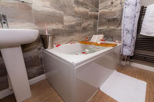 Ένα μπάνιο στο The Grove, 4BR sleeps 7, central, Parking & Wi-Fi