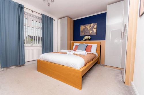 Ένα ή περισσότερα κρεβάτια σε δωμάτιο στο The Grove, 4BR sleeps 7, central, Parking & Wi-Fi
