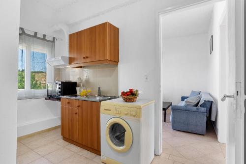 une cuisine avec une machine à laver et un lave-linge dans l'établissement Bella-Maria at Aptera with mountain and sea view !!, à La Canée
