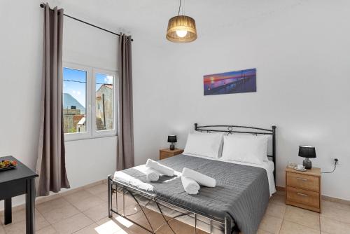 une chambre avec un lit, un bureau et une fenêtre dans l'établissement Bella-Maria at Aptera with mountain and sea view !!, à La Canée