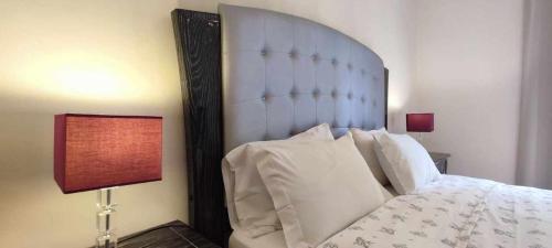 Un pat sau paturi într-o cameră la Luxury Sea View Apartment