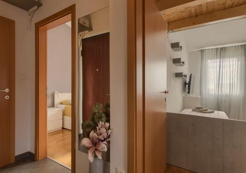 een hal met een kamer met een bed en een badkamer bij Apartment Leki - newly renovated, modern city spot in Pula