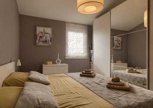 een slaapkamer met een groot bed en 2 handdoeken bij Apartment Leki - newly renovated, modern city spot in Pula