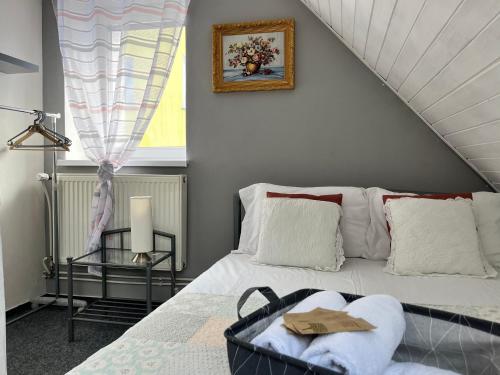 ヴルブノ・ポト・プラジェデムにあるPenzion Pomodoroのベッドルーム(白いベッド1台、窓付)