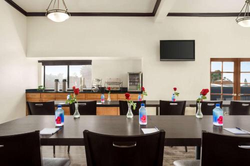 Una cocina o cocineta en Baymont by Wyndham Monterey Park
