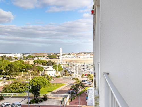 desde el balcón de un edificio con vistas a la ciudad en Apartment Foncillon by Interhome, en Royan