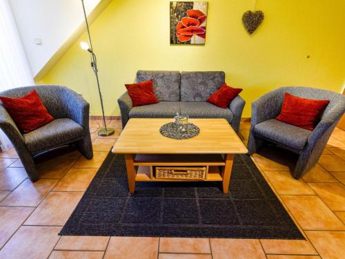 ein Wohnzimmer mit zwei Stühlen und einem Couchtisch in der Unterkunft Apartment Tjalkstrasse-2 by Interhome in Norddeich