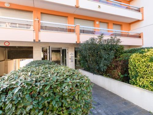 un edificio con un grande cespuglio verde davanti di Studio le Galion-2 by Interhome ad Arcachon