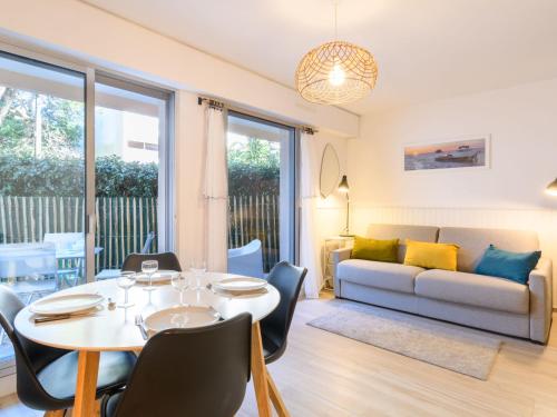 un soggiorno con un tavolo e un divano di Studio le Galion-2 by Interhome ad Arcachon