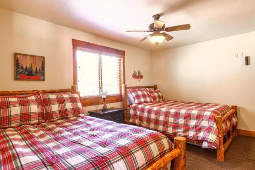 um quarto com 2 camas e uma ventoinha de tecto em Summer Escape at the Loose Moose #3 em Grand Lake
