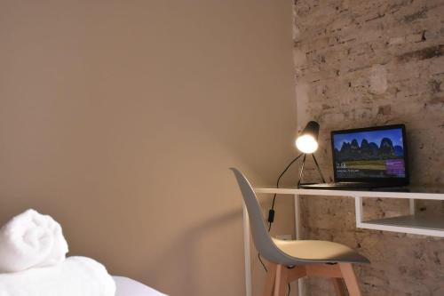 Una televisión o centro de entretenimiento en Alegoría Coliving Experience