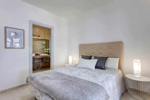 Habitación blanca con cama grande y escritorio. en Homu Bianca Fantástica villa con piscina privada, en Playa Blanca