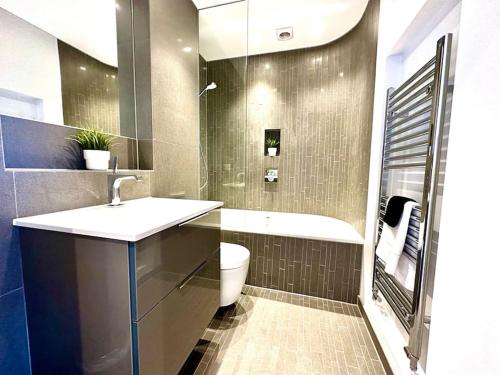 Vannituba majutusasutuses Sea View Ultra Modern 2 bedroom Apartment - 1 Min Walk to the Best Beach! - Great Location - FREE Parking - Fast WiFi - Smart TV - sleeps up to 4! Close to Purbeck, Corfe Castle, Sandbanks, Poole & Bournemouth