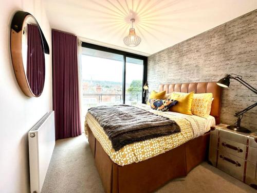 Voodi või voodid majutusasutuse Sea View Ultra Modern 2 bedroom Apartment - 1 Min Walk to the Best Beach! - Great Location - FREE Parking - Fast WiFi - Smart TV - sleeps up to 4! Close to Purbeck, Corfe Castle, Sandbanks, Poole & Bournemouth toas