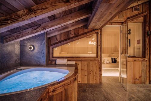 a bathroom with a blue tub in a room at Madame Vacances Chalet Atacama in Le Fornet