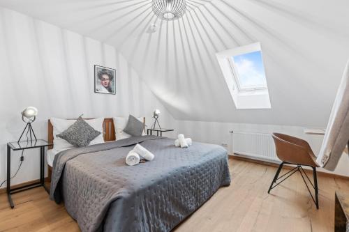 a white bedroom with a bed and a window at Casa Industrial: Design, Nespresso, Flughafennähe in Freising