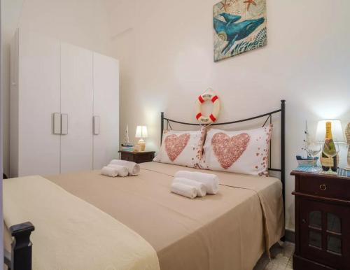 una camera da letto con un grande letto con due cuscini sopra di Sea Breeze Sea View Seafront a San Foca