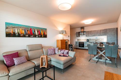 a living room with a couch and a table and a kitchen at Poolhaus Bodensee ideal für Geschäftsreisende in Wasserburg am Bodensee