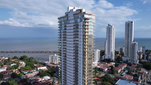 eine Aussicht auf ein Hochhaus in einer Stadt in der Unterkunft Boutique Apartments Panamá Coco del Mar in Panama-Stadt