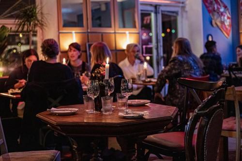 um grupo de pessoas sentadas numa mesa num restaurante em Reimersholme Hotel em Estocolmo