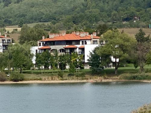 une grande maison sur la rive d'un lac dans l'établissement THE PRAVETS PENTHOUSE, à Pravets