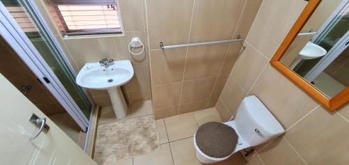 La salle de bains est pourvue de toilettes et d'un lavabo. dans l'établissement Rayvin 2 - 6 Sleeper - Ideal Location!, à Margate