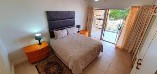 - une petite chambre avec un lit et une fenêtre dans l'établissement Rayvin 2 - 6 Sleeper - Ideal Location!, à Margate