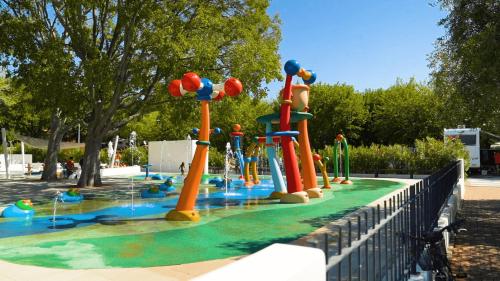 einen Spielplatz mit einem Wasserpark mit einer Wasserrutsche in der Unterkunft Easyatent Mobile home Zelena Laguna in Poreč