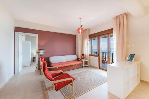 uma sala de estar com um sofá e uma mesa em #FLH - Nereus & Oceanus Beachfront Apartments, Lagonisi Beach em Ormos Panagias