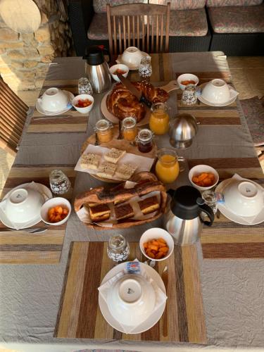 einen Tisch mit Frühstückszutaten und Getränken darauf in der Unterkunft Entre Ciel Et Nature in Venterol