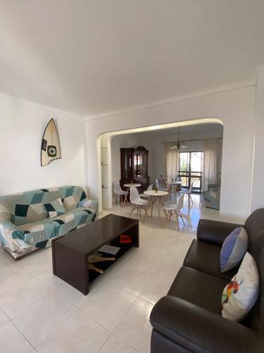 sala de estar con sofá y mesa en Casa Luana - Rooms en Sagres