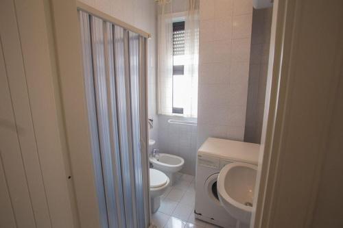 ガリポリにあるAppartamento Baia Bluの白いバスルーム(トイレ、シンク付)